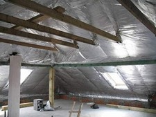 Aluminium-Dampfsperre mit Netzverstärkung – Isoliermembran für Dachböden, 150g