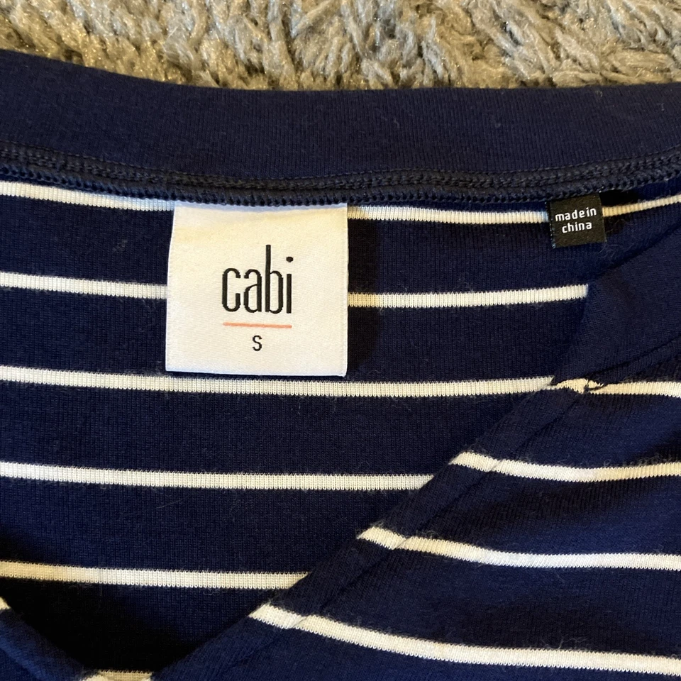 Camiseta Cabi Ahoy azul marinho branca gola V ombro caído listrado blusa feminina pequena - Imagem 4 de 4