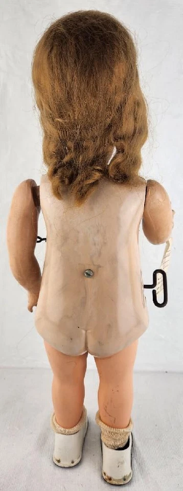 Muñeca de juguete mecánica vintage de 18" de cuerda de los años 50 - probada y funcionando Foto 4 de 4