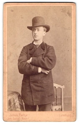 Photographie Julius Rathje, Lunebourg, Wagestraße 2, homme au chapeau et... - Photo 1/2