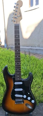 Squier by Fender Stratocaster E-Gitarre SSS Pickup - Bild 1 von 4