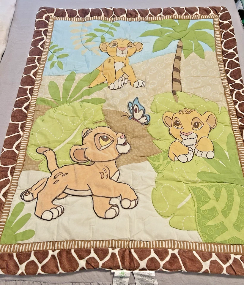 Комплект постельного белья для кроватки из 4 предметов Disney Lion King Urban Jungle + мобильный, Cloud B, 2 игрушки - Изображение 2 из 4