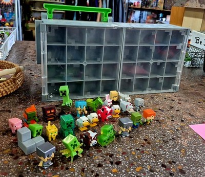 Mattel Minecraft Mini Figure Collector Carry Case with 26 Rare