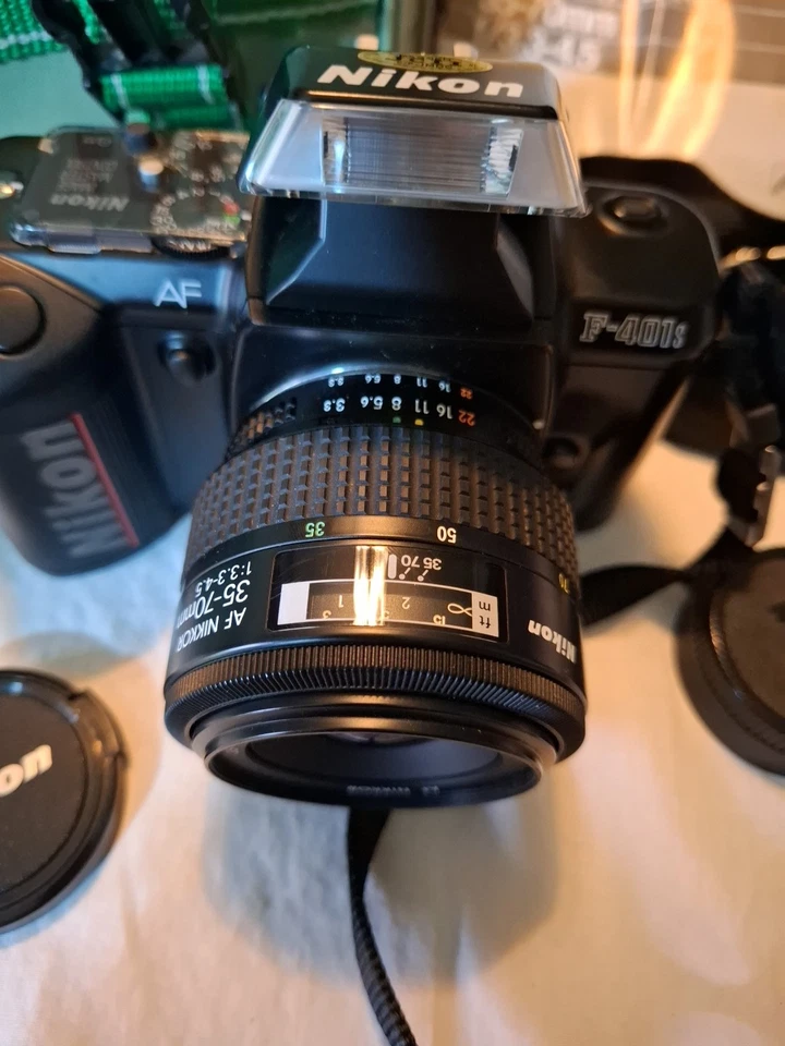 Nikon F-401s con lente de enfoque automático Nikkor 35-70 mm 1:3,3-4,5 y estuche de transporte Foto 3 de 4