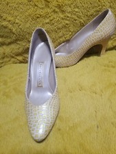 Vintage Naturalizer Yellow Faux Alligator Low Heel Shoes 5.5 VTG Gold White