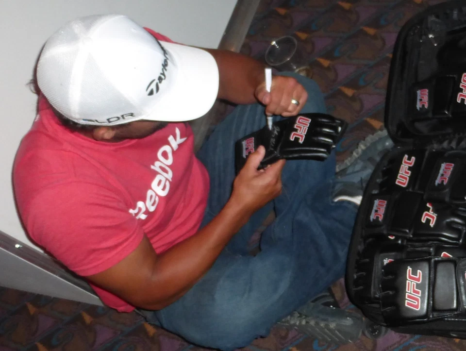 Guante UFC firmado por Johny Hendricks certificado de autenticidad PSA/DNA 173 177 158 Fight Night Foto 4 de 4