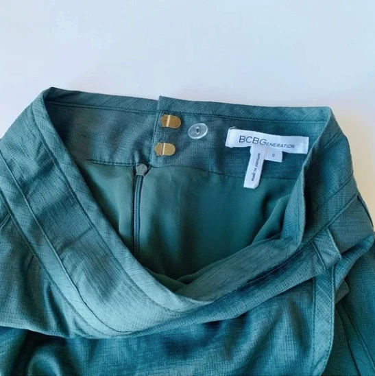 Falda BCBGeneration en color verde oscuro, talla 0, cintura 25" Foto 3 de 3