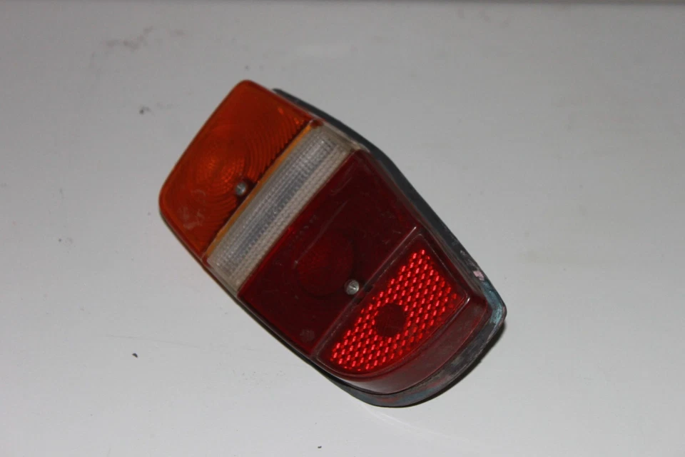 Conjunto de luces traseras Hella del lado del conductor OEM 1967-1972 Volvo 140, 142, 144 LH Foto 4 de 4