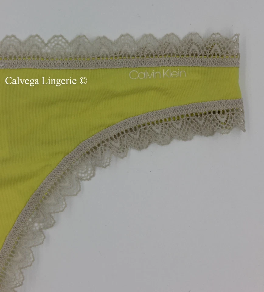 Nuevo con etiquetas Tanga de nailon Calvin Klein QD3705 "Coqueta" con ribete de encaje, encaje amarillo/gris (740) Foto 2 de 4