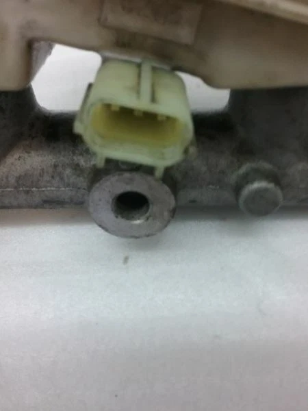 Cilindro maestro de freno Ford Crown Victoria S-12P 2007 4,6 L Foto 3 de 4