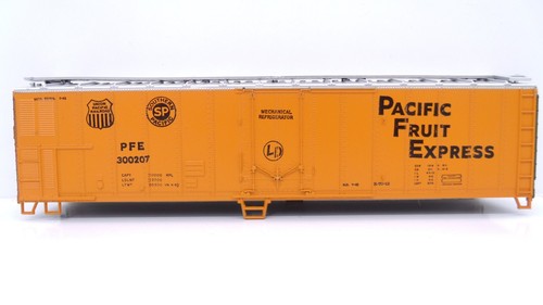 Athearn HO 50 FT Pacific Fruit Express PFE Plug Door Reefer Train Kit 1627 2of4 - Picture 2 of 15