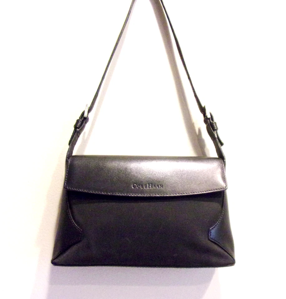 Antigo Ferragem de metal Cole Haan lona preta e couro genuíno tom prata Sh. Bolsa - Imagem 4 de 4