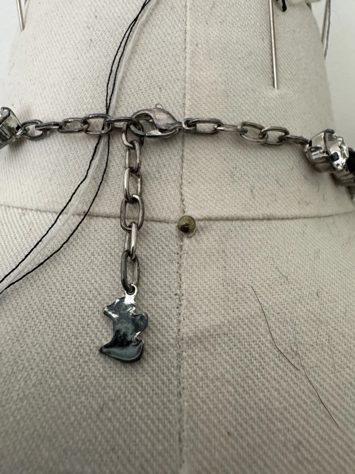 Collar llamativo de cristal blanco y negro Agatha Foto 4 de 4