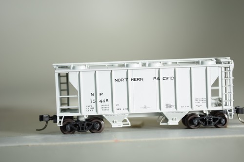 33045 Spur N ATLAS GEDECKTER SCHÜTTGUTWAGEN NP NORTHERN PACIFIC | Zustand: Used