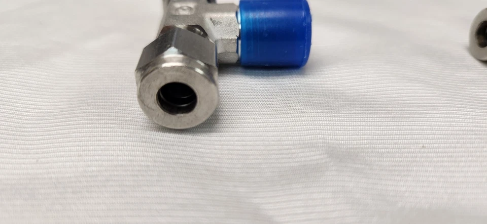 Hy-lok 316 Stainless 1/4" Compression Male Branch Tee MNPT CBTMA4-4N-S316 Qty 9 - Image 4 of 4