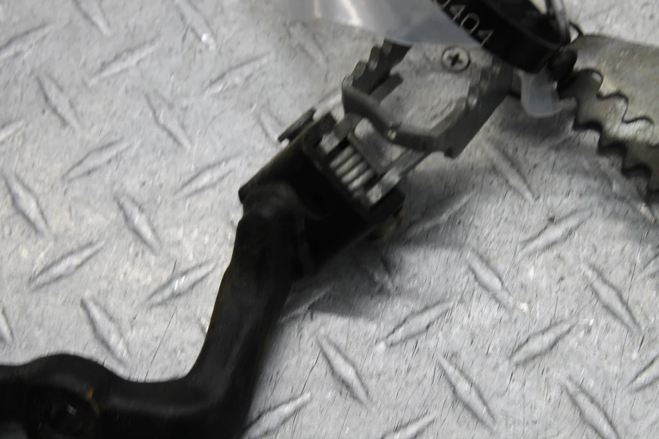 Yamaha TTR250 1999 reposapiés izquierdo derecho clavijas  Foto 3 de 4