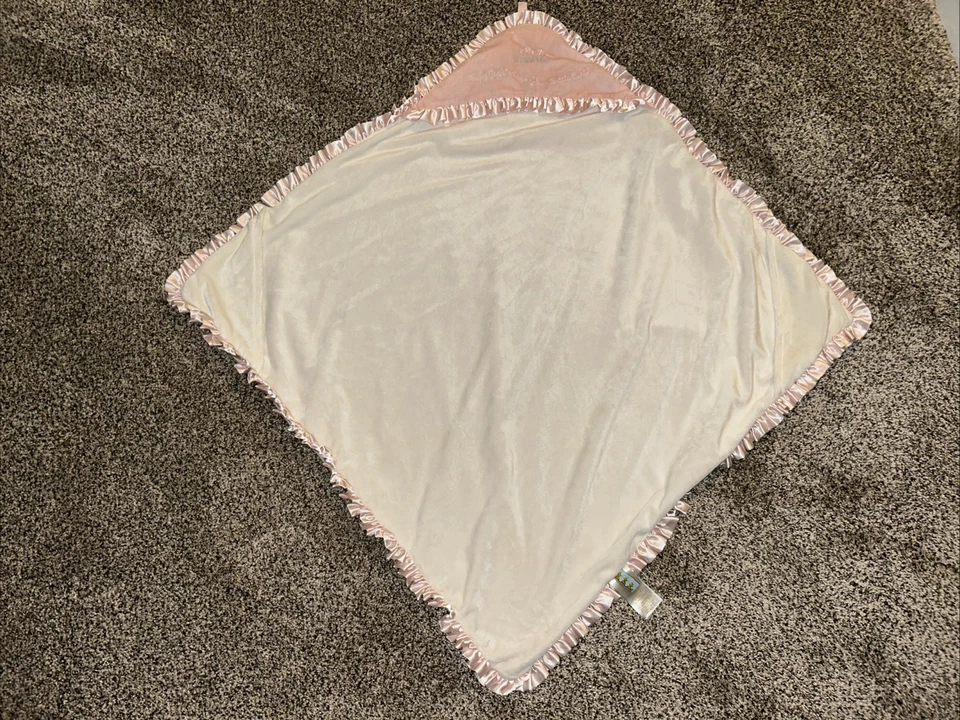 RARO Bunnies by Bay "Baby Girl Where's Your Little Curl?" Manta con volantes de satén Foto 2 de 4