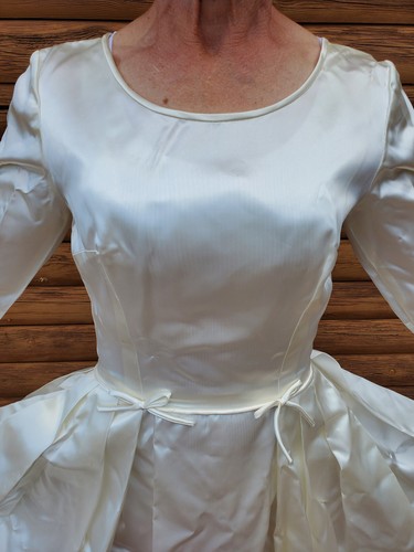 Vintage 1961 Heavy Satin Wedding Gown, Long Sleeves, Excellent Condition - Picture 7 of 11