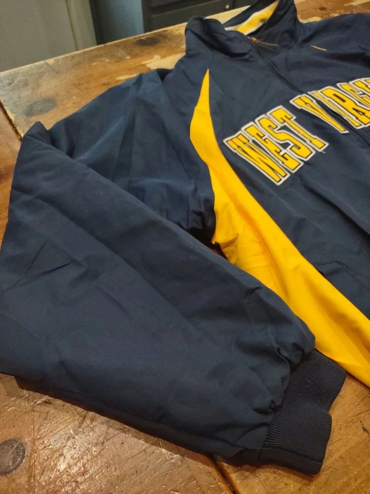 MENS WEST VIRGINIA COAT JACKET SIZE M COLOSSEUM ATHLETICS- GREAT CONDITION - Image 3 of 4