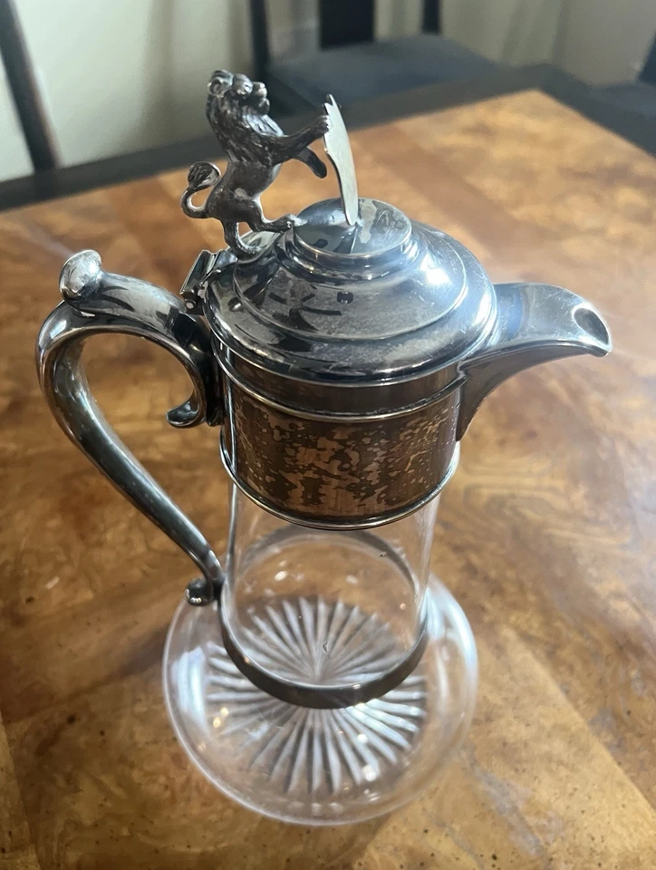 Jarra/decantadora de clarete de vidrio montada en plata de ley alrededor de 1800. H. W. & Co. Foto 2 de 4