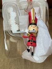 Hallmark 2019 Fabulous Flaute Ornament (LPR3607) Mini Soldatino Giocattolo Membro Band Nuovo con scatola