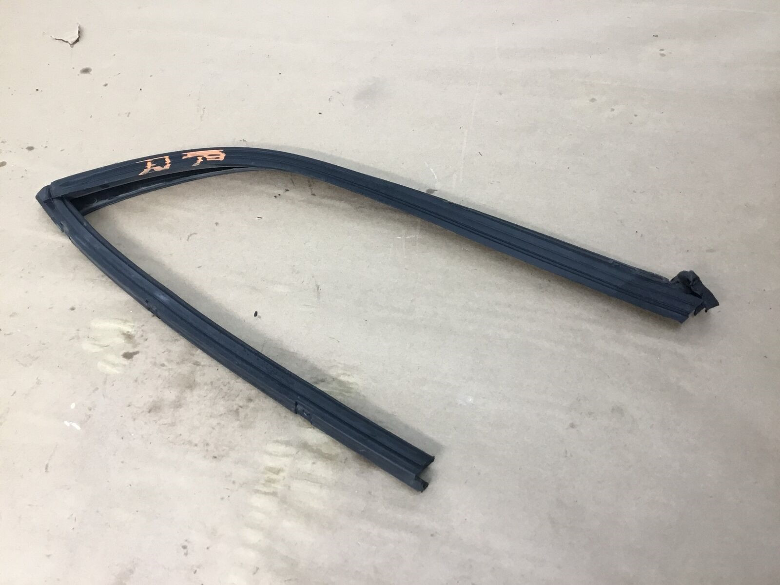Aston Martin DB9 2013-2016 REAR+RIGHT Quarter glass