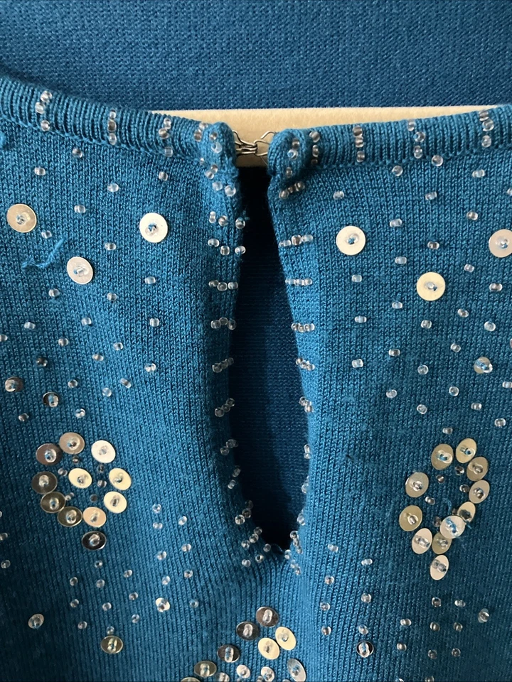 Suéter Allison Britney para mujer grande adornado azul verdoso ojo de cerradura frontal Foto 3 de 4