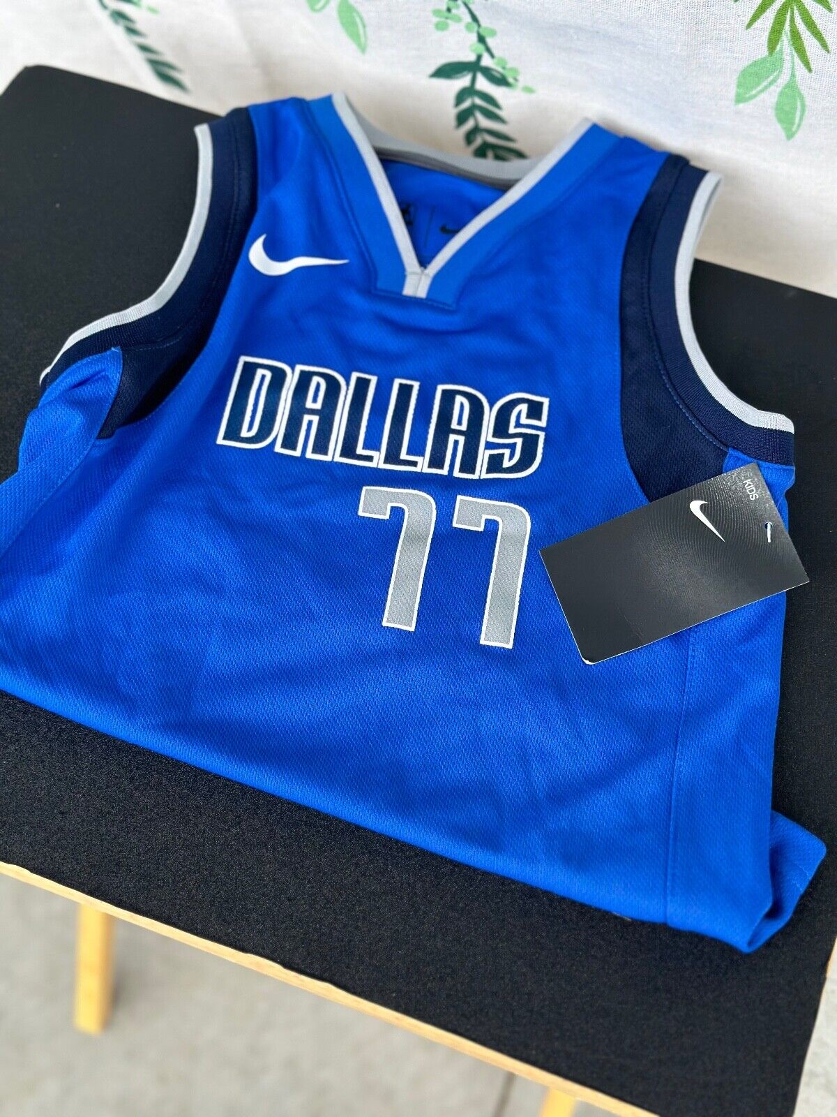 Nike Kids' Dallas Mavericks Luka Doncic #77 Royal Swingman Jersey