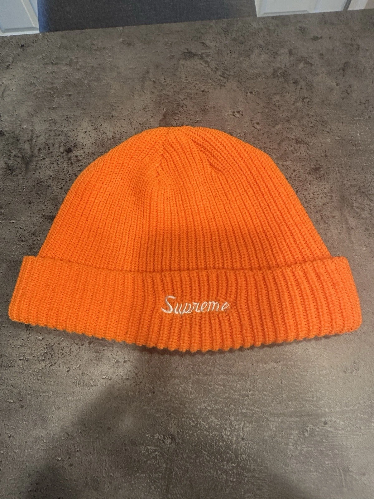 Bonnet Supreme Loose Gauge (SS22) orange porté