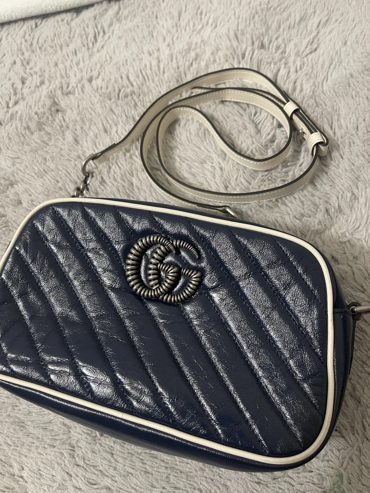 Bolso para cámara Gucci Marmont en azul marino y blanco Foto 2 de 4