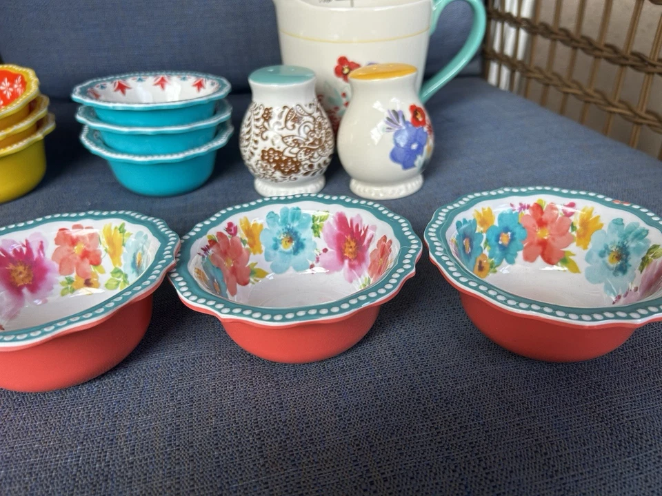 Lot of 19 Pioneer Women Stoneware & Plastic Items Bright Floral Patterns See Pic - Image 4 of 4