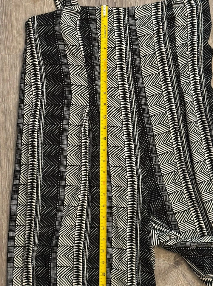 Mono mameluco grande para mujer Urban Outfitters estampado azteca blanco y negro’s Foto 2 de 4