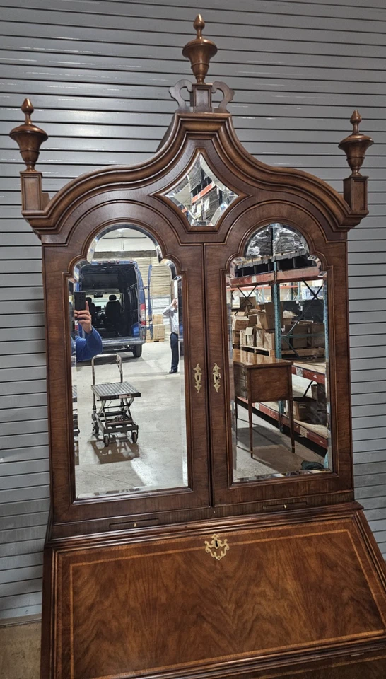 Escritorio de secretaria de nogal reina Ana colección casas señoriales panadero con estantería Foto 3 de 4