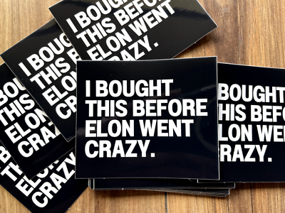 Adesivo Tesla Anti Elon - Sticker 11.5x5.5cm Per Auto E Vetri | Resistente Alle Intemperie Con Scritta Umoristica