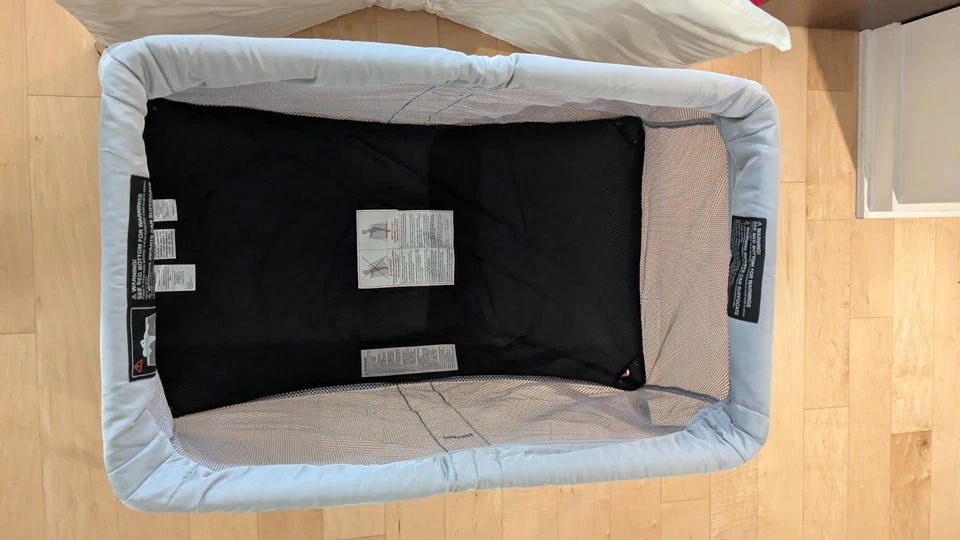 Luz de cuna portátil Baby Bjorn Pack n Play plateada y negra Foto 2 de 4