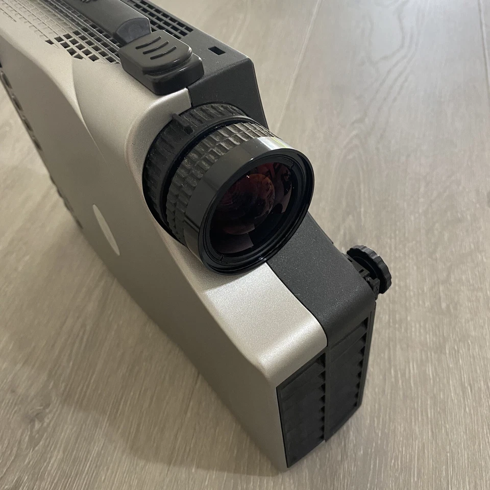 Proyector Portátil BenQ DS550 DLP SVGA Proyector con Control Remoto y Accesorios  Foto 4 de 4