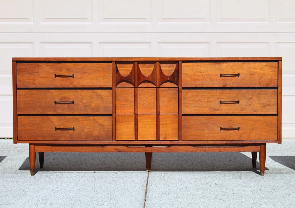 Kent Coffey Perspecta Estilo Mid-Century Nogal y Cómoda, Mesitas de Noche y HB, 4 piezas Foto 2 de 4