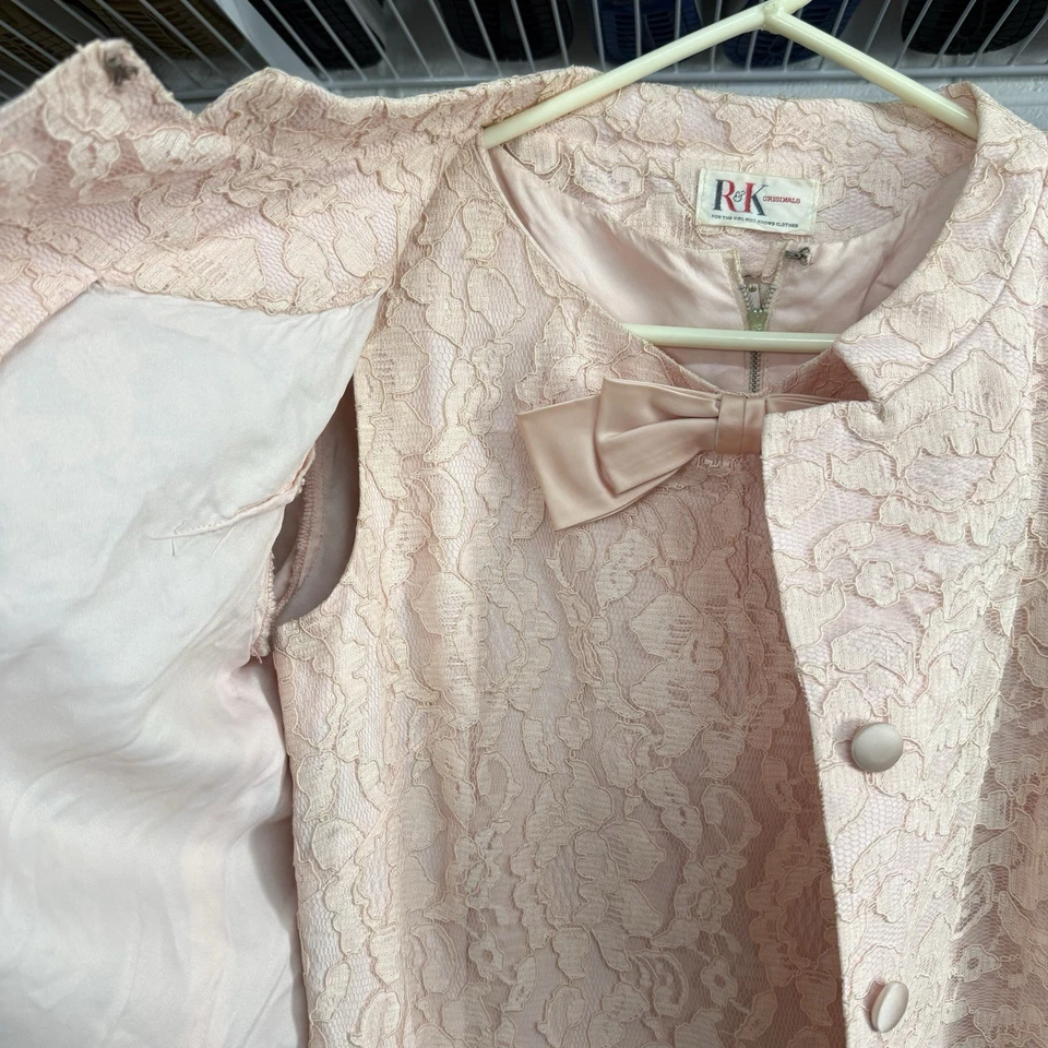 Vintage Anos 60 R&K Originals Conjunto de Vestido de Renda Rosa com Casaco Combinando Feminino’ - Imagem 4 de 4