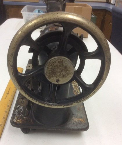 1894 - Singer Sewing Machine - Pre-Owned - Picture 5 of 12