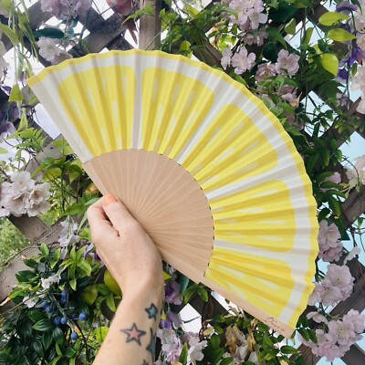 Brandneu Gelb Zitrone Obst Stoff & Holz Hand Festival Party Fan