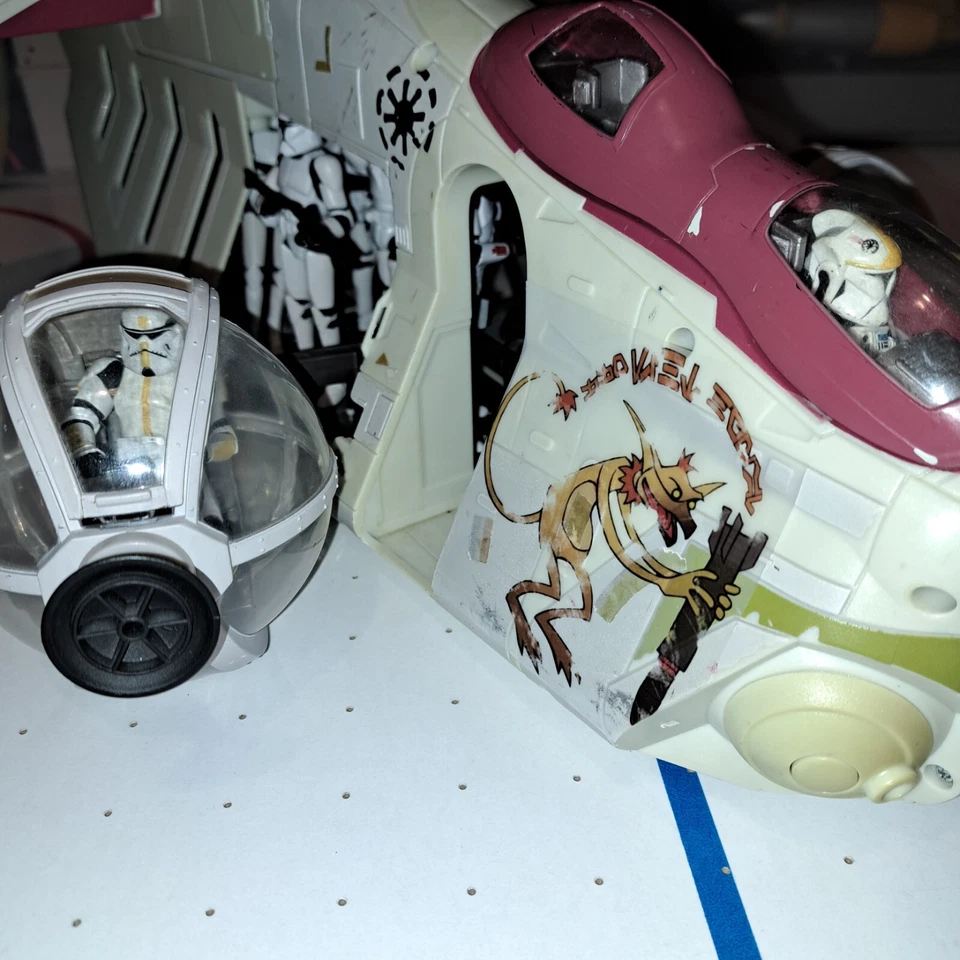 Juego de 2 calcomanías Star Wars Clone Wars Crumb Bomber Gunship transparentes pelar y aplicar Foto 4 de 4