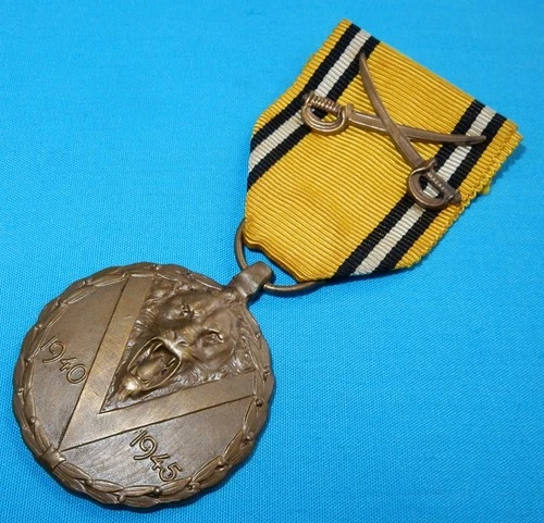 1940-1945 WW2 BELGIUM WAR SERVICE MEDAL MILITARY WORLD WAR II + BRAVERY SWORDS