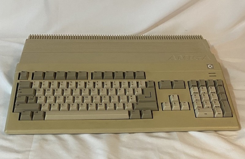 Commodore Amiga A500 computer - Powers up but has green screen spares or repairs