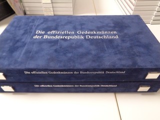 2 Stück MDM Samtschatullen / Kassetten für 75 x 10 DM / Euro 10 DM Noppenfolie