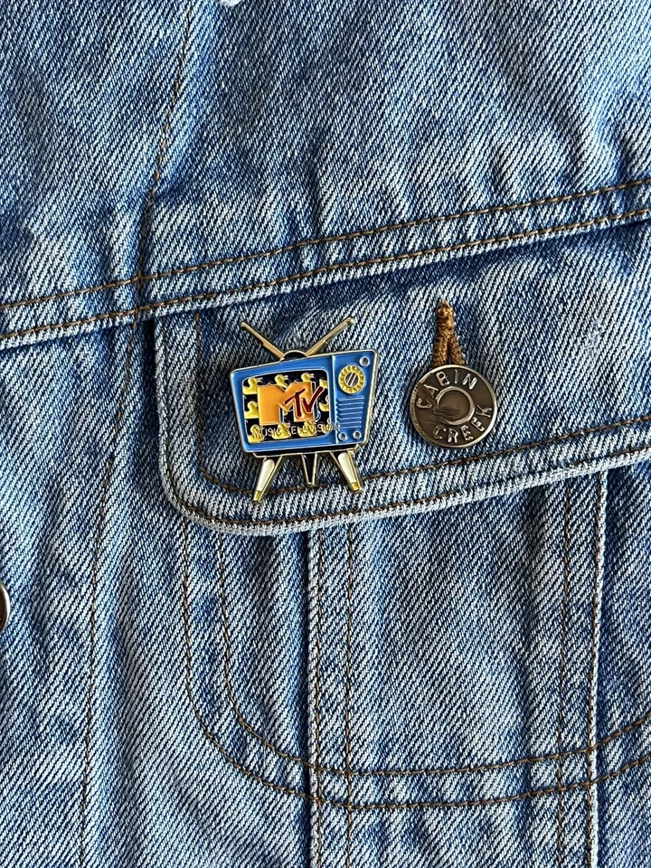 Retro Style Gold Plated MTV television Enamel Pin - Excellent Condition - Image 3 of 4