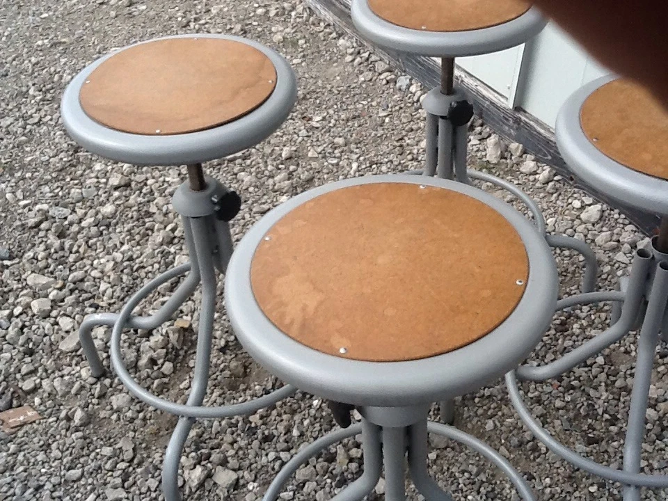 4 Base Ancha Ind. Taburetes metálicos 360 - Ajustables 22" a 28" - Centro de tablero de madera. Foto 2 de 4