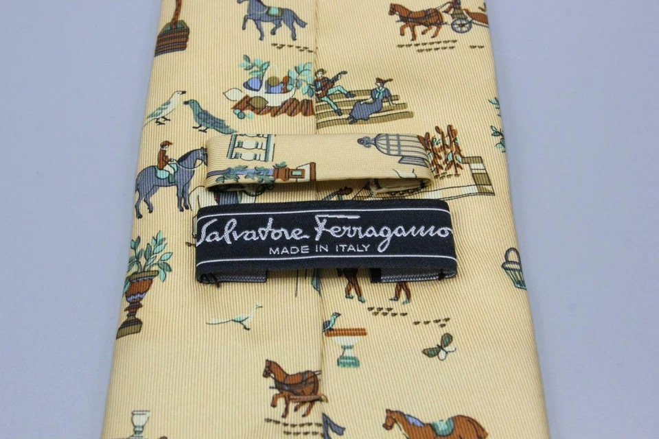 Corbata SALVATORE FERRAGAMO. Marrón claro con pájaros ecuestres malabaristas época victoriana Foto 4 de 4
