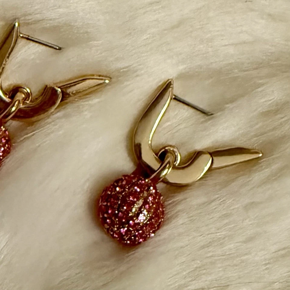 J. Pendientes de aro Huggie Crew Pave Ball en rosa Foto 3 de 4