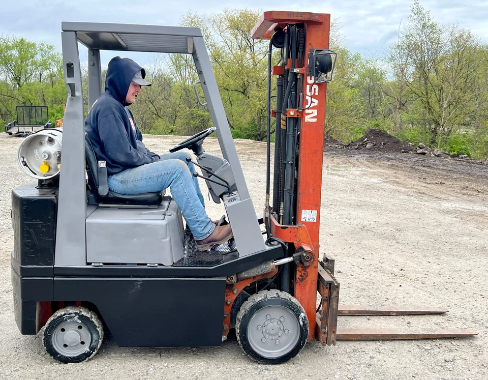 Nissan 15PV Forklift LPG Powershift 3,000lb Capacity 188" Mast 3 Stage Tilt - Image 3 of 4