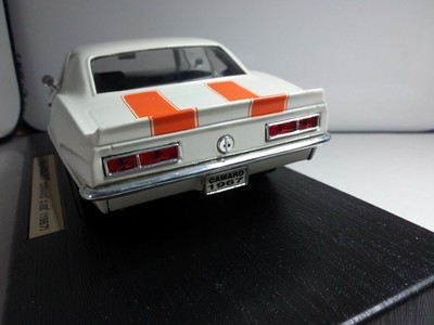 Miniature CHEVROLET Camaro Z10 1969 coupe blanche avec bandes rouges